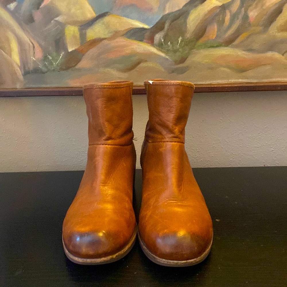 WOMENS LEATHER UGG BOOTIES. Size 8 *near Perfect Condition*